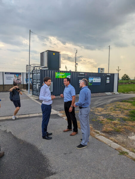 Významná návštěva v Litomyšli. Na biometanovou stanici se přijel podívat ministr životního prostředí Petr Hladík | HUTIRA