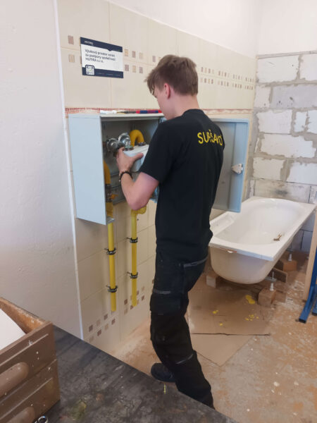 We delivered new equipment for training plumbers at a high school in Liberec | HUTIRA