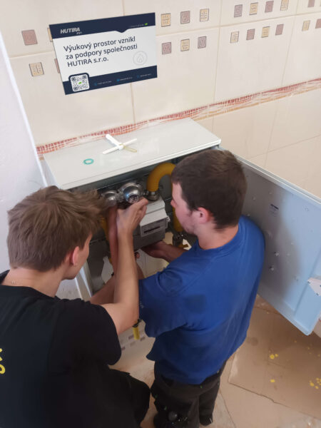 We delivered new equipment for training plumbers at a high school in Liberec | HUTIRA